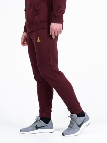 Спортивные штаны цвета красного вина с манжетами, без лампасов. Плотный футер