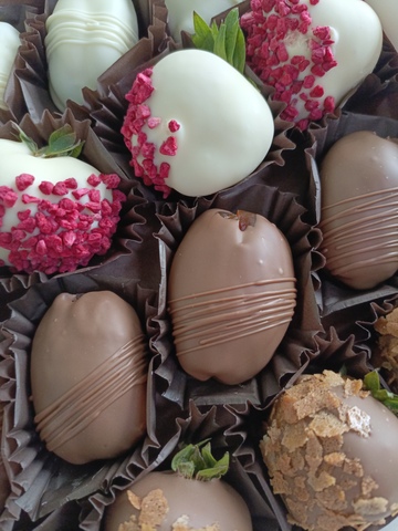 Клубника в шоколаде и финики в шоколаде