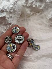 Пуговицы серебристые с квадратными деталями и разноцветными камнями стразами