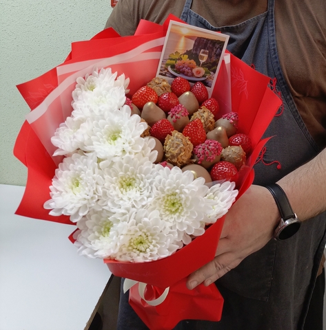 Клубничные букеты с цветами
