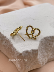 Серьги сердечки золотистые крендельки в стразах