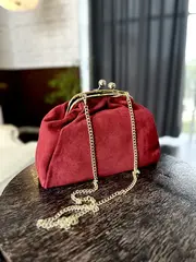 Женская сумка-саквояж с фермуаром из натуральной замши красного цвета