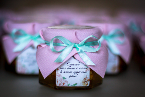 Бонбоньерка с медом и орехами на свадьбу в розовом цвете, 140 грамм