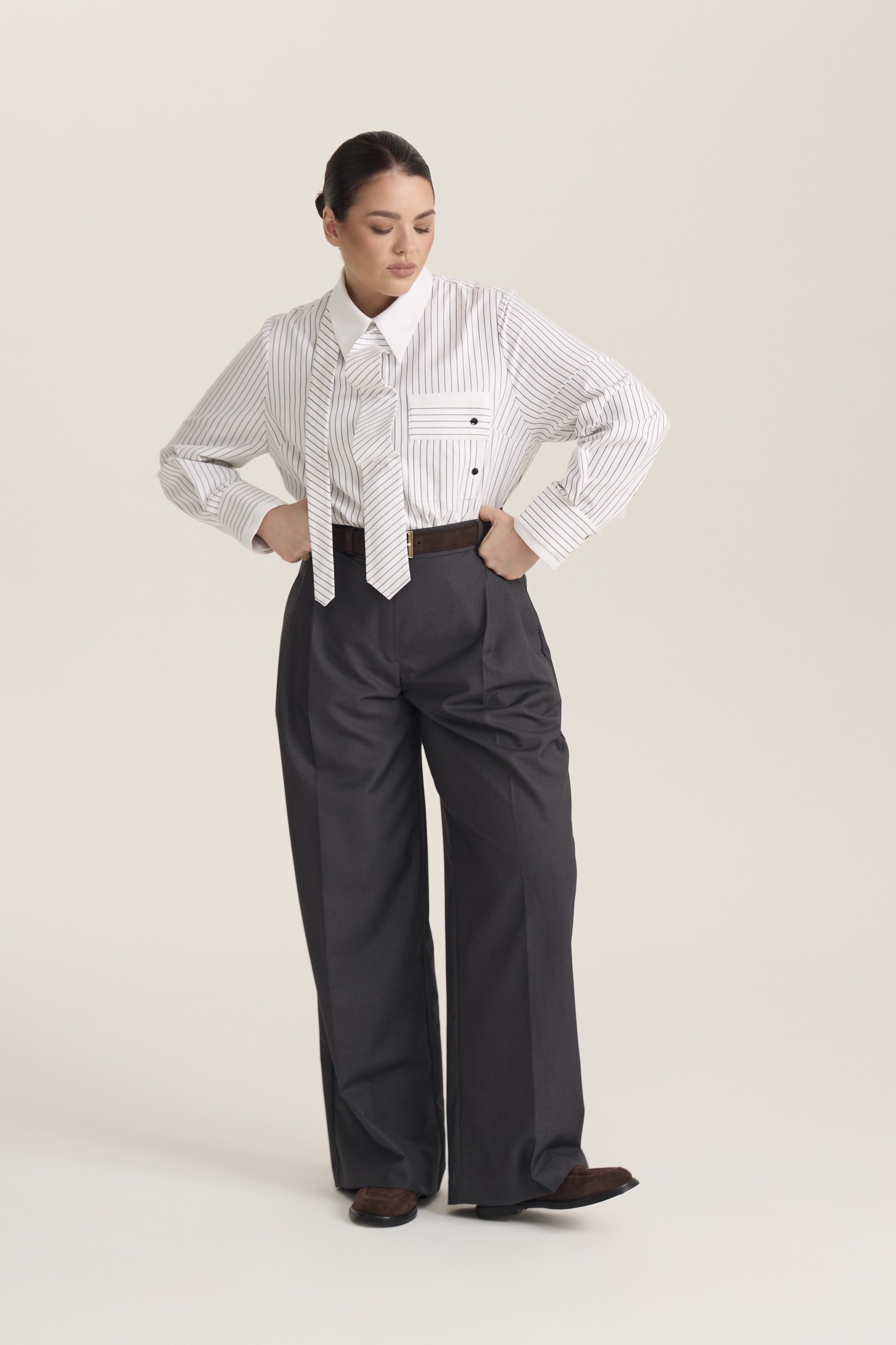 Рубашка с галстуком, белая в черную полоску