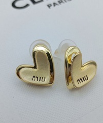 72157 Серьги пусеты mui mui в форме сердечек
