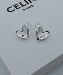 72157 Серьги пусеты mui mui в форме сердечек