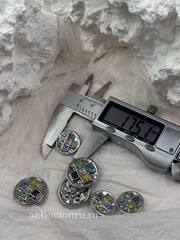 Пуговицы серебристые с квадратными деталями и разноцветными камнями стразами