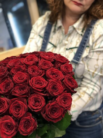 51 бордово-красная роза