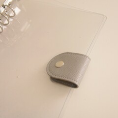 Обложка силиконовая (ПВХ) прозрачная с хлястиком из кожзама и серебряным кольцевым механизмом, формат А5