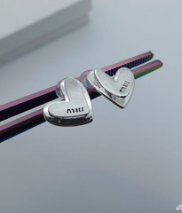72157 Серьги пусеты mui mui в форме сердечек