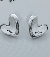 72157 Серьги пусеты mui mui в форме сердечек