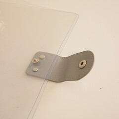 Обложка силиконовая (ПВХ) прозрачная с хлястиком из кожзама и серебряным кольцевым механизмом, формат А5