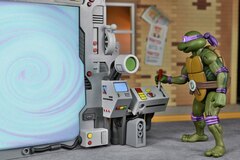 Фигурка NECA Teenage Mutant Ninja Turtles: Donatello's Portable Portal Generator