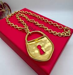 kole-v-stile-schiaparelli-s-podveskoj-v-vide-zamka
