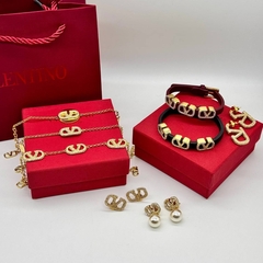 Браслет VALENTINO с подвеской логотипом с куб.циркониями позолота/серебро