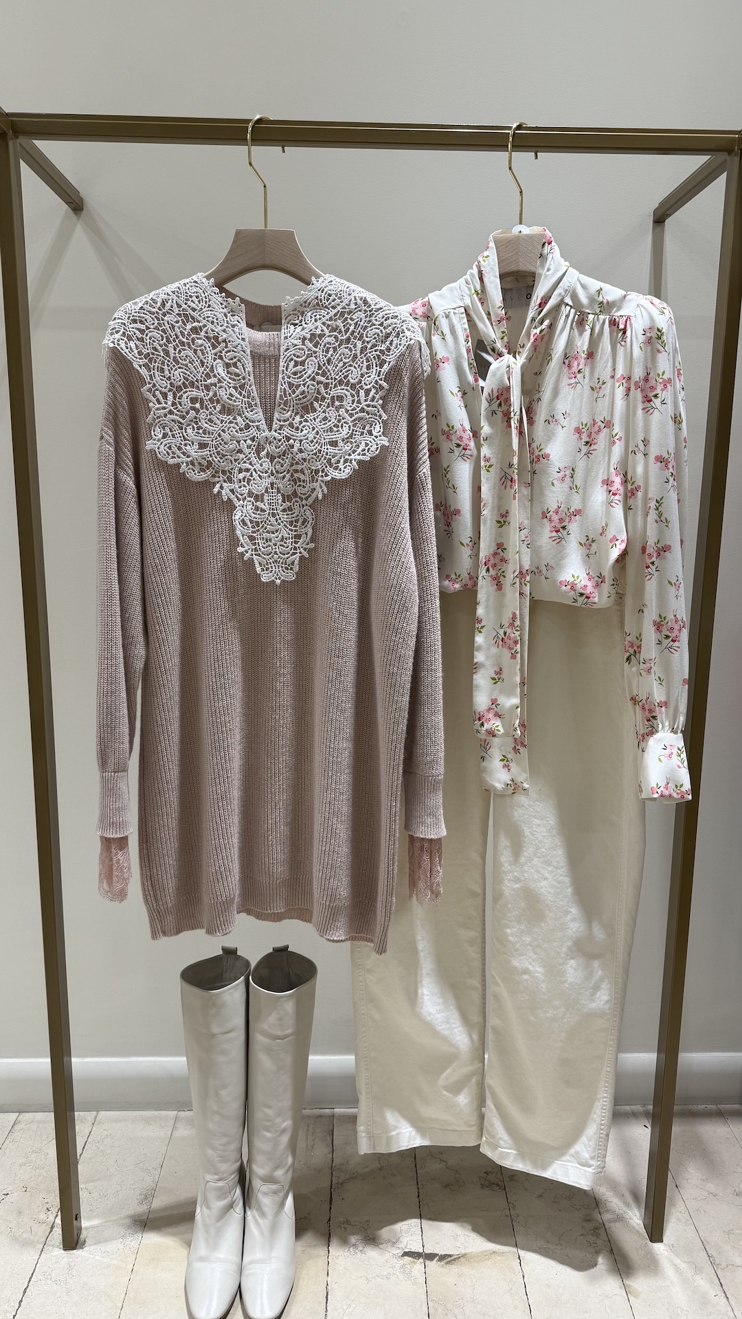 Кружевной воротничок с V-образным вырезом