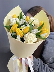 Авторский букет с желтыми тюльпанами