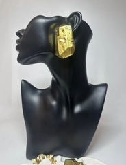 sergi-krupnye-zolotoj-slitok-v-stilistike-ysl