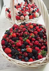 Корзина со свежими ягодами 