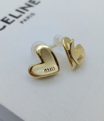 72157 Серьги пусеты mui mui в форме сердечек