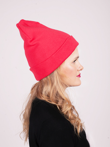 Красная зимняя шапочка бини