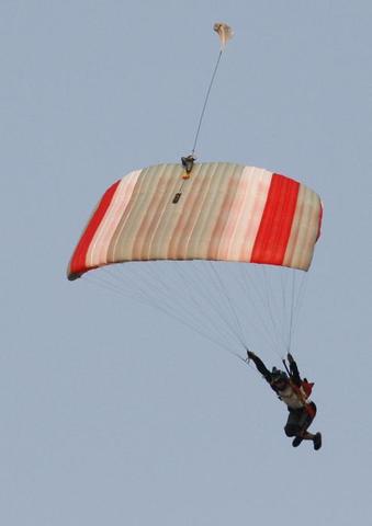 Skylark Scirocco - Основной парашют
