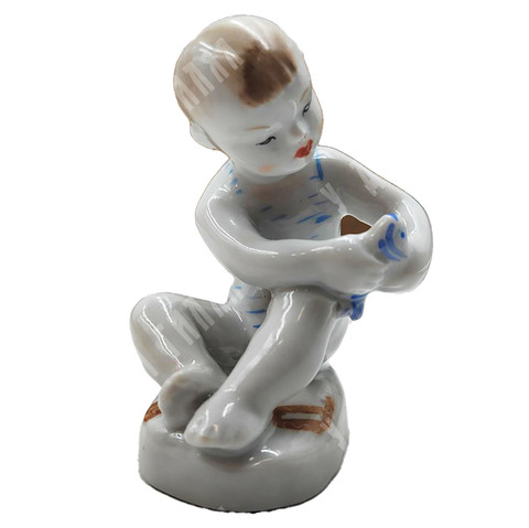 Мальчик с рыбкой. Фарфор, ручная роспись. Автор: Г. С. Столбова и К. Г. Косенкова. СССР. ЛФЗ. 1960-е
