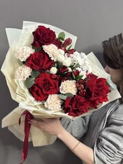 Авторский букет в бело-красной гамме