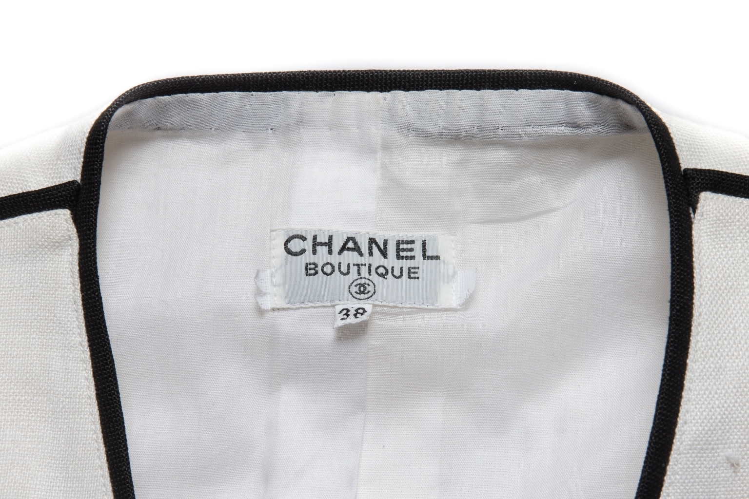 Женственный жакет от Chanel из льна белого цвета с отделкой черного цвета, 38 размер.
