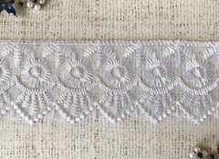 Вышивка на органзе, ш. 5,5 см.