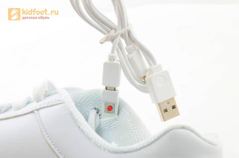 Светящиеся кроссовки с USB зарядкой Fashion (Фэшн) на шнурках, цвет белый, светится вся подошва. Изображение 18 из 29.