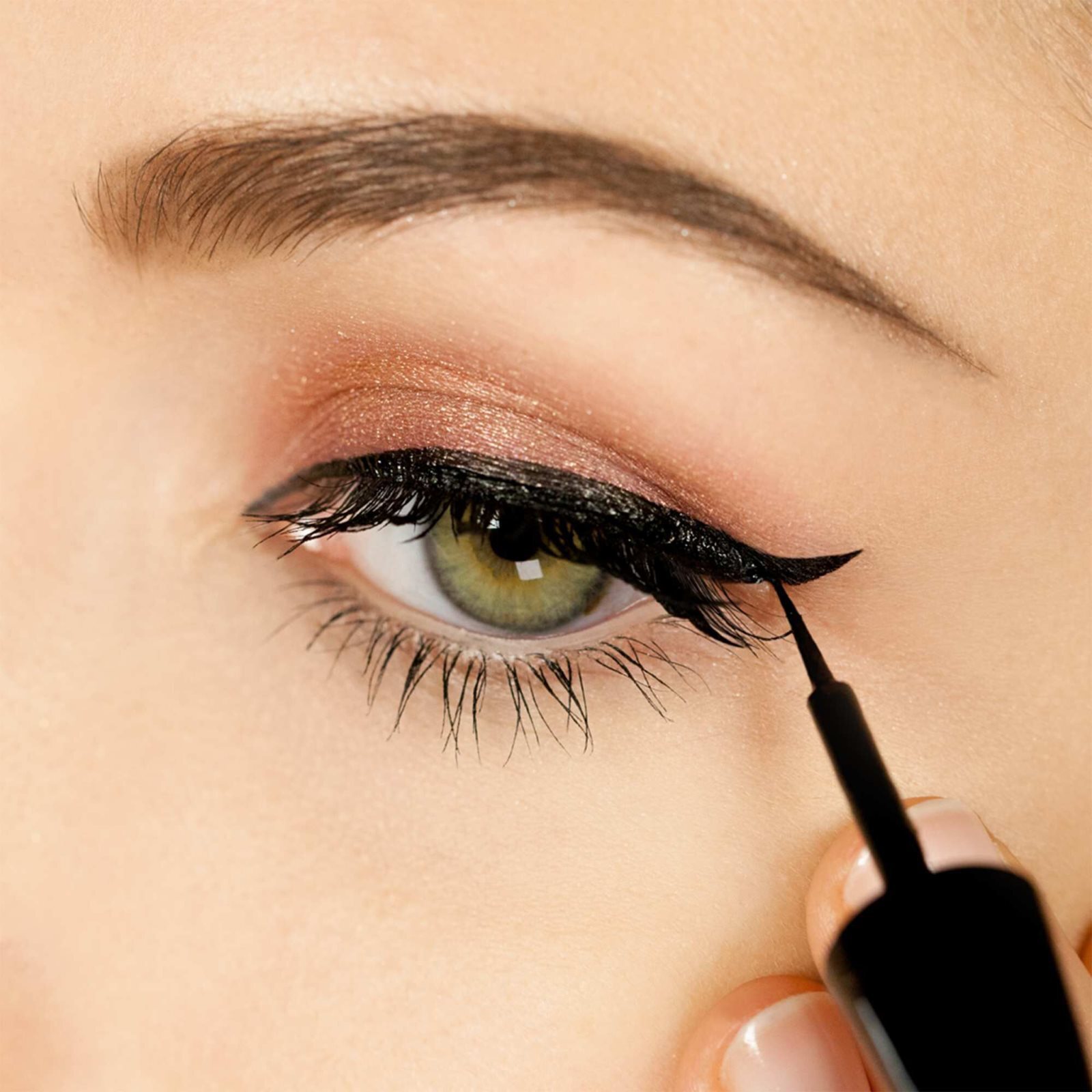 Eyeliner eye. Айлайнер стрелки. Artdeco подводка. Подводка для глаз. Стрелки подводкой.