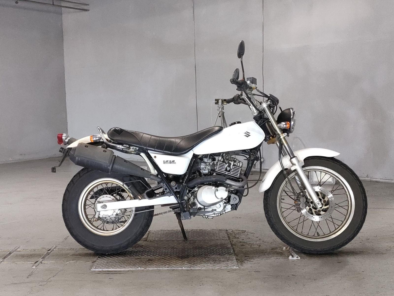 Suzuki van van 200 custom. Мотоцикл сузуки ван ван. Глушитель van van suzuki. Suzuki vanvan 200. Мотоцикл сузуки ван ван.