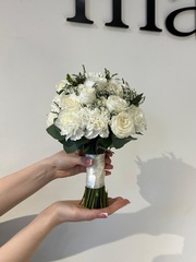 Свадебный букет из диантусов, эвкалипта, кустовых пионовидных и одноголовых роз