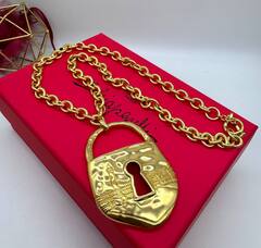 kole-v-stile-schiaparelli-s-podveskoj-v-vide-zamka