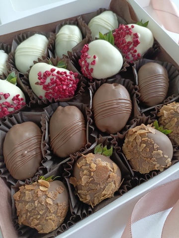 Клубника в шоколаде и финики в шоколаде