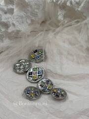 Пуговицы серебристые с квадратными деталями и разноцветными камнями стразами