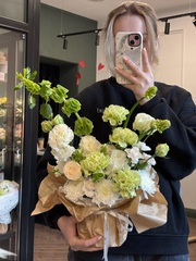 Цветочная композиция в коробке в бело-зеленых оттенках