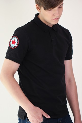 Рубашка-поло черного цвета с шевроном на правом рукаве 