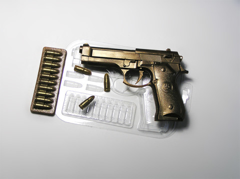 Форма пластиковая для шоколада «Пистолет с патронами»