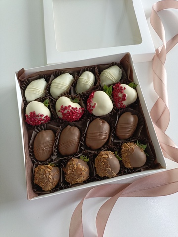 Клубника в шоколаде и финики в шоколаде