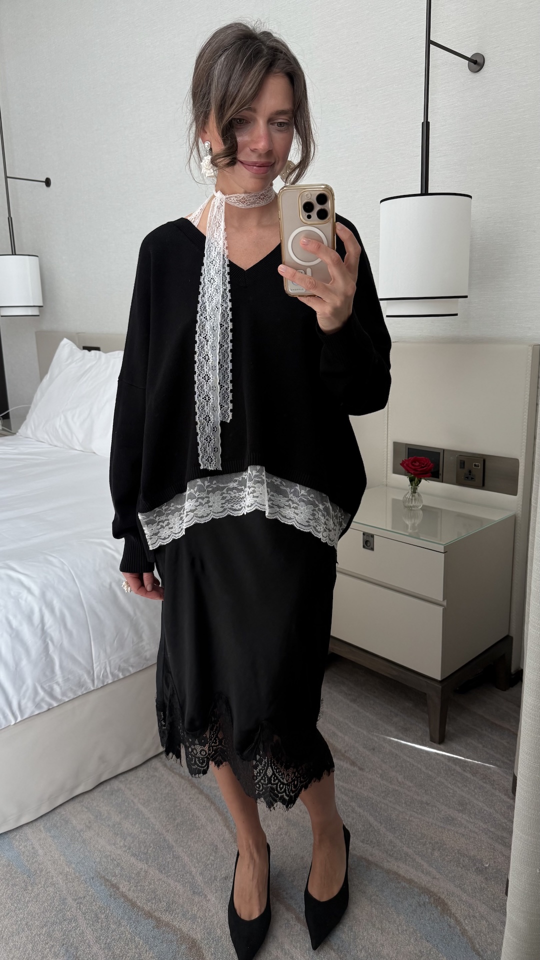 Джемпер с кружевом и бантом