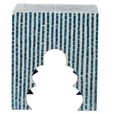 Столики с раковинами устриц