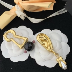 stilnye-assimetrichnye-sergi-keyhole-ear-v-stile-schiaparelli