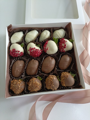 Клубника в шоколаде и финики в шоколаде