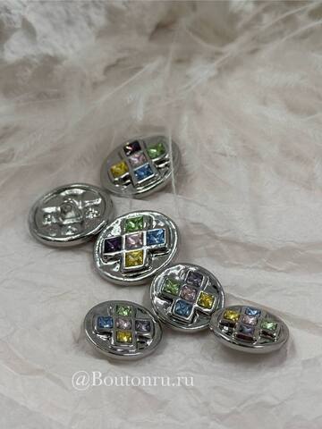 Пуговицы серебристые с квадратными деталями и разноцветными камнями стразами