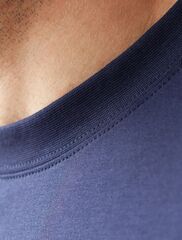 Свободная футболка  с авторским принтом  U49.048 (121404)