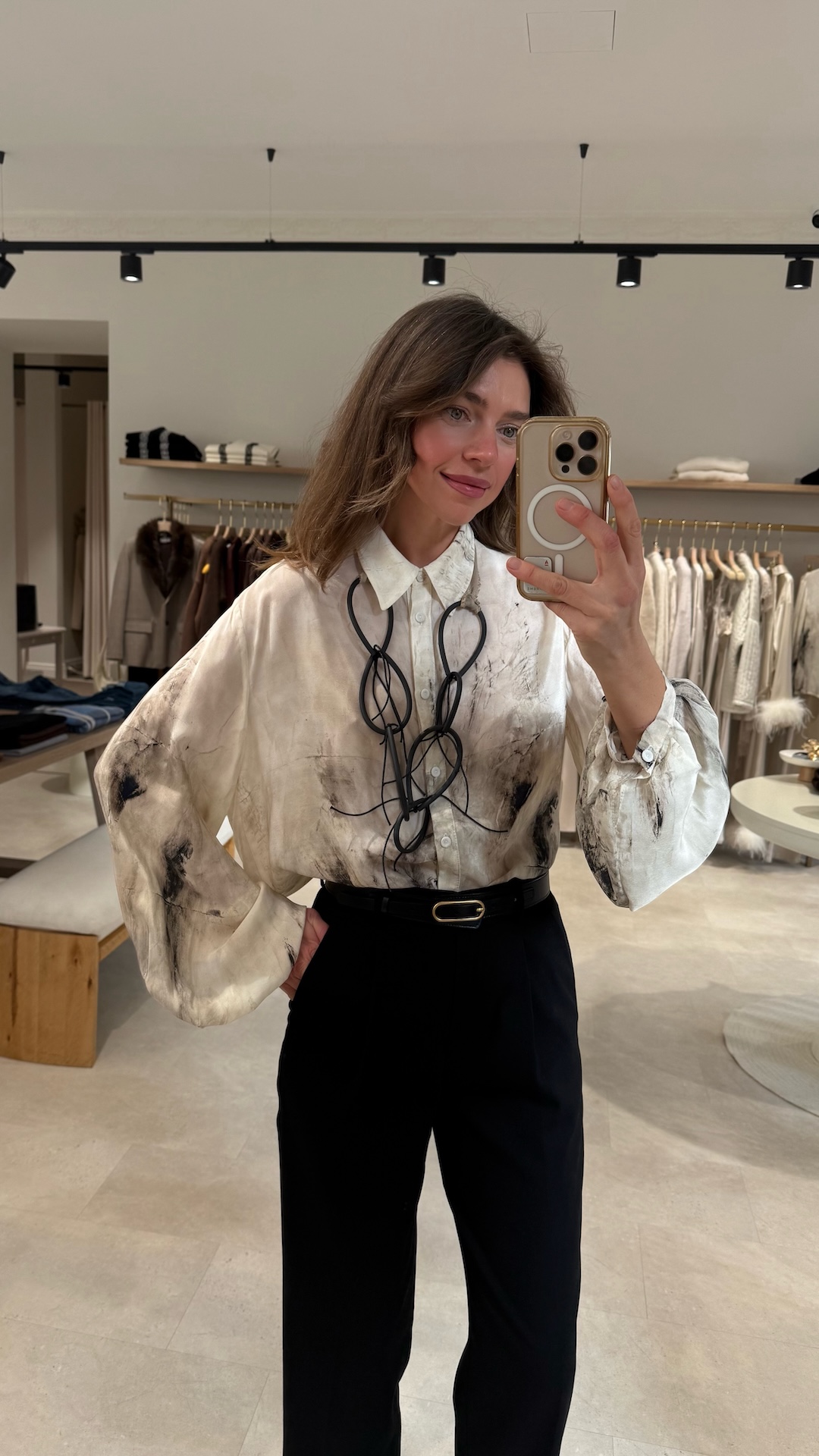 Брюки прямого кроя с узкими защипами