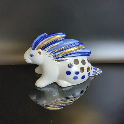 Карандашница "Дикобраз", скульптор Д.В. Горлов, фарфор, роспись, золочение, Ленинградский фарфоровый завод (ЛФЗ), СССР, 1960-1970 гг.