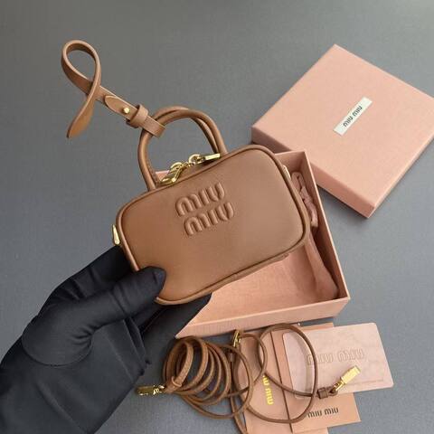 Микро сумка MIU MIU из натуральной кожи в коричневом цвете
